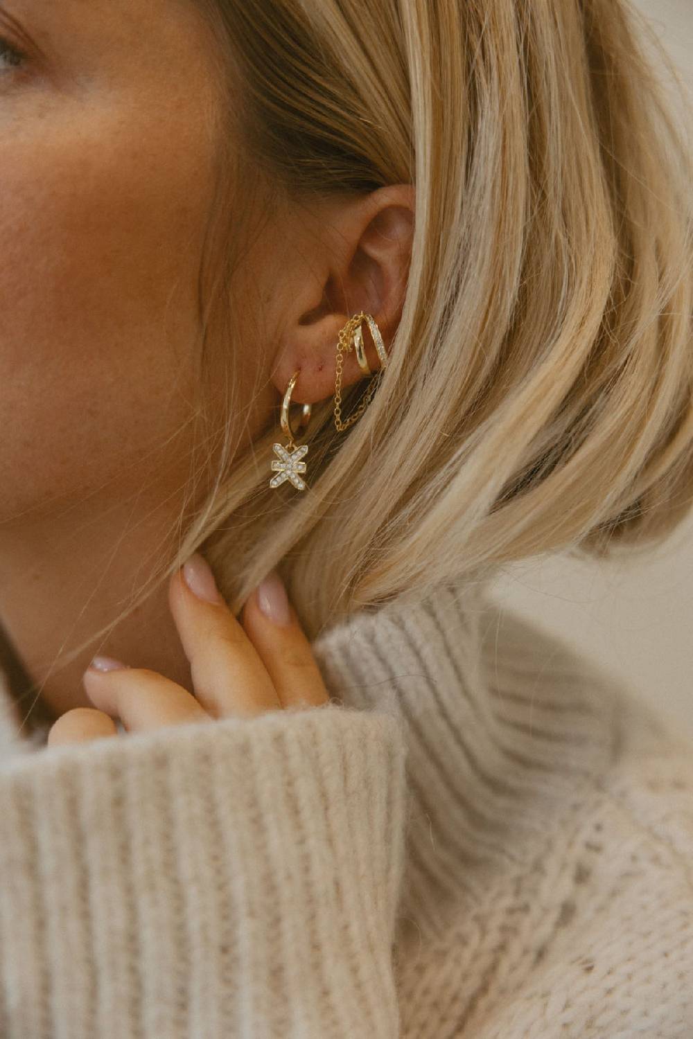 Karo Kauer PRE ORDER Logo Hoops Sparkle Gold Kostenloser Versand