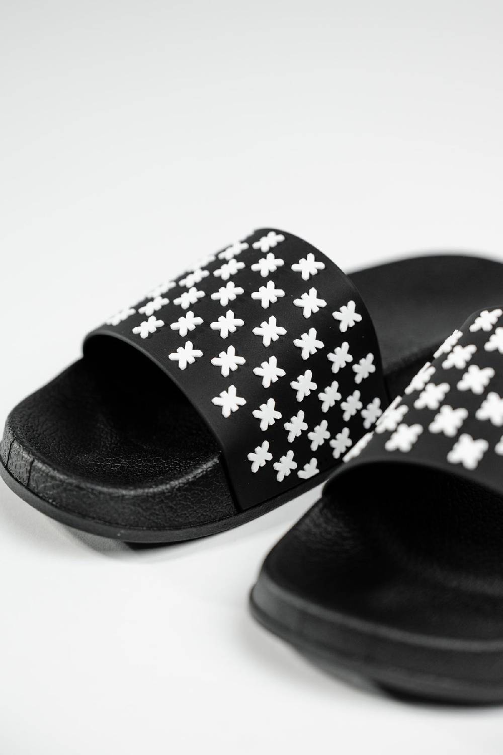 Karo Kauer Slipper Logo Blitzangebot