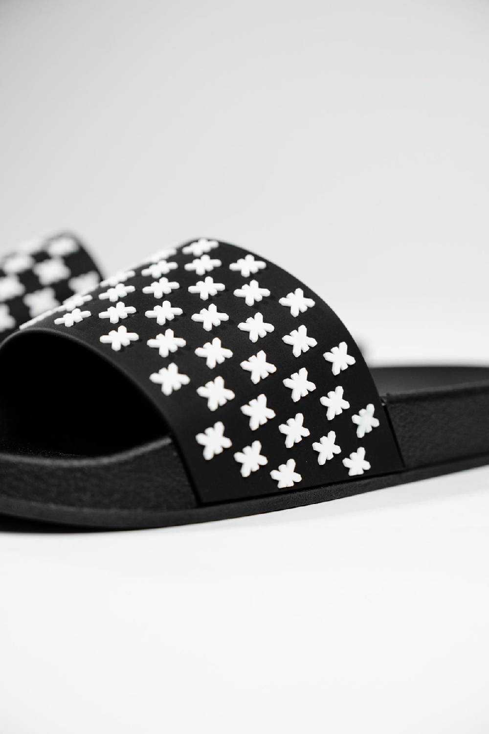 Karo Kauer Slipper Logo Blitzangebot
