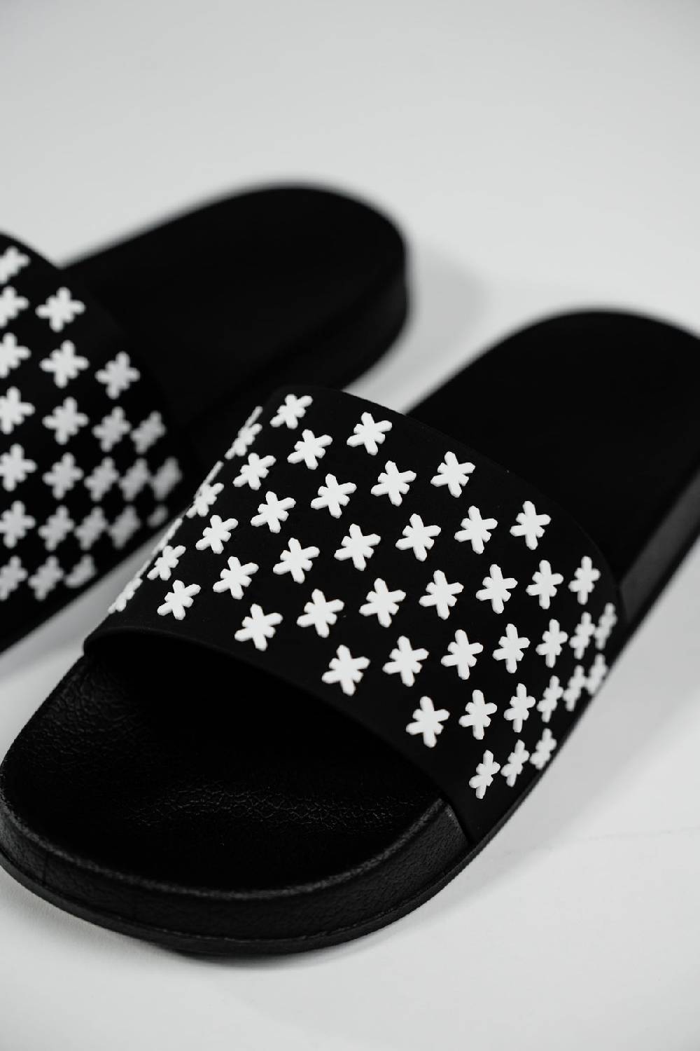 Karo Kauer Slipper Logo Blitzangebot