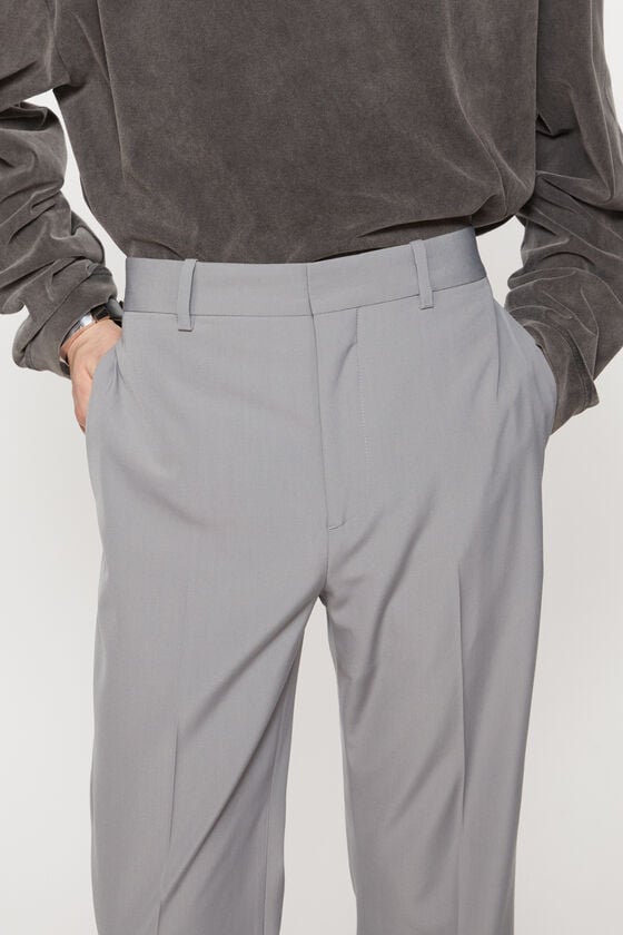 Acne Studios Figurnahe Hose im Angebot