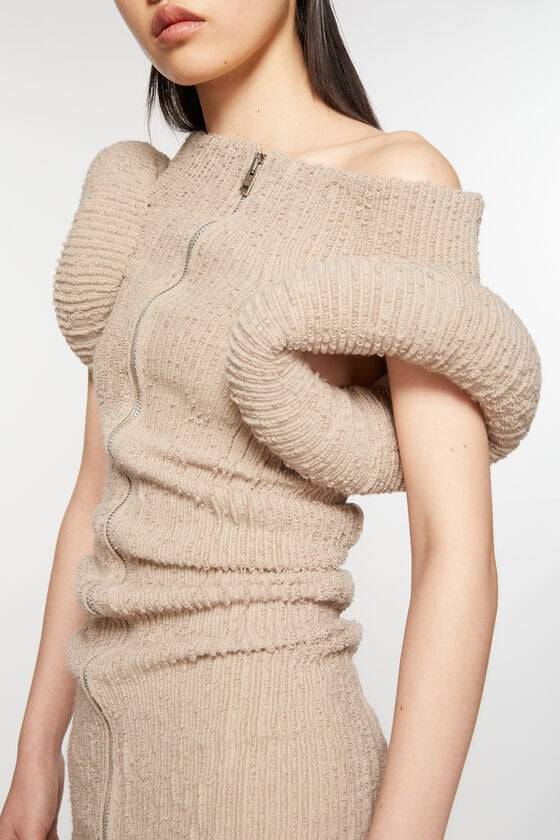 Acne Studios Asymmetric knit dress Laufsteg-Show Schlussverkauf