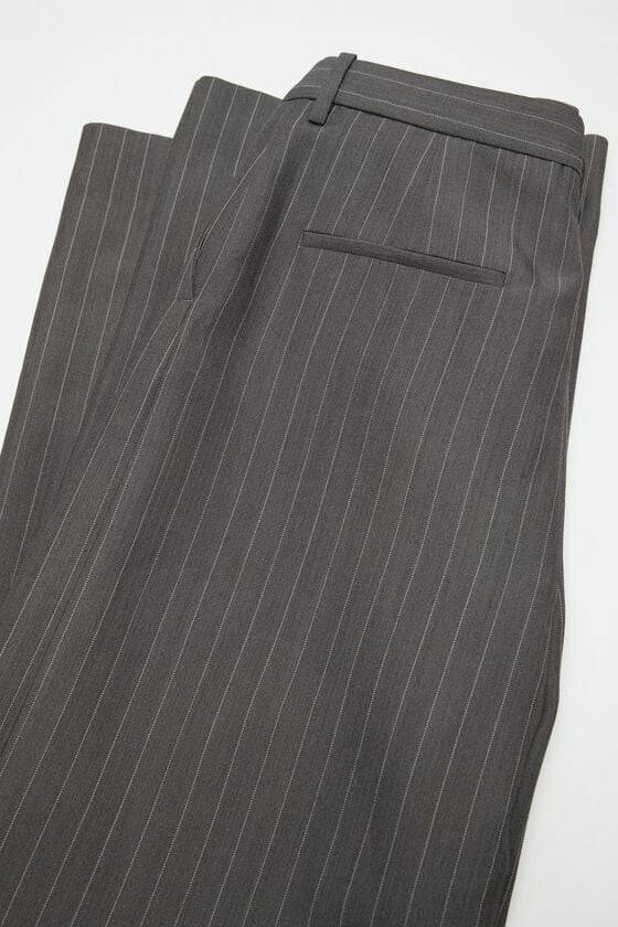 Acne Studios Dekonstruierte Nadelstreifenhose Saisonale Angebote