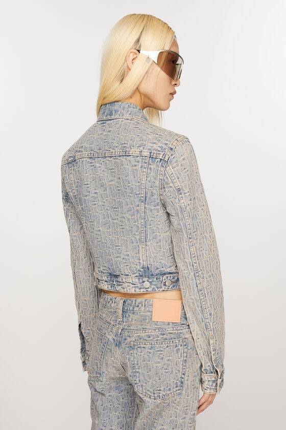 Acne Studios Jeansjacke mit Monogramm – Taillierte Passform 50% Rabatt für begrenzte Zeit