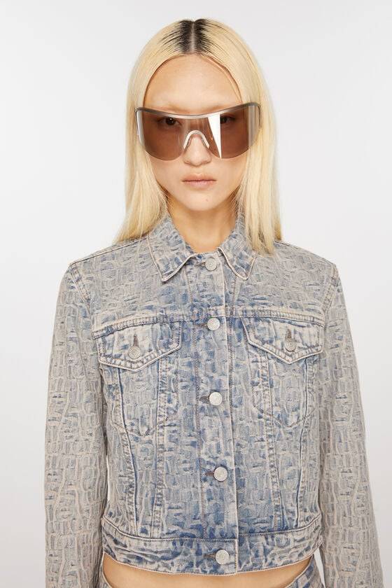 Acne Studios Jeansjacke mit Monogramm – Taillierte Passform 50% Rabatt für begrenzte Zeit