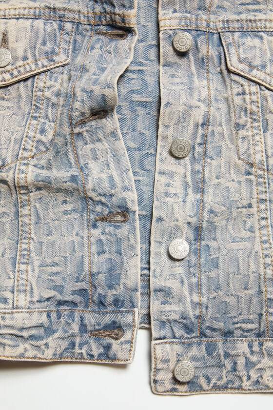 Acne Studios Jeansjacke mit Monogramm – Taillierte Passform 50% Rabatt für begrenzte Zeit