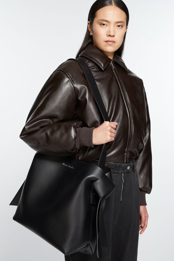 Acne Studios Musubi Midi Schultertasche Kauf eins, bekomm eins gratis