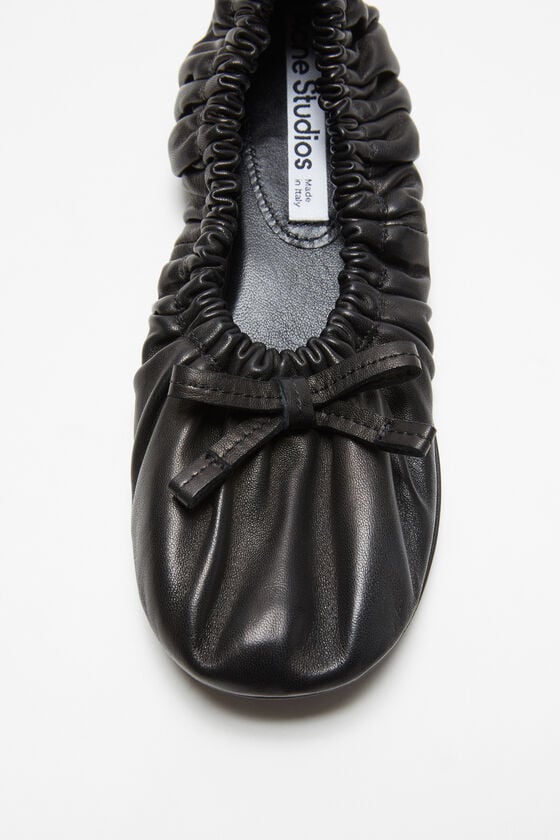 Acne Studios Ballerinas aus Leder Speichern exportieren