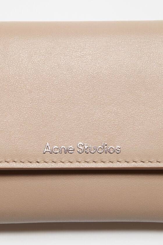Acne Studios Dreifach-Geldbörse aus Leder Blitzverkäufe