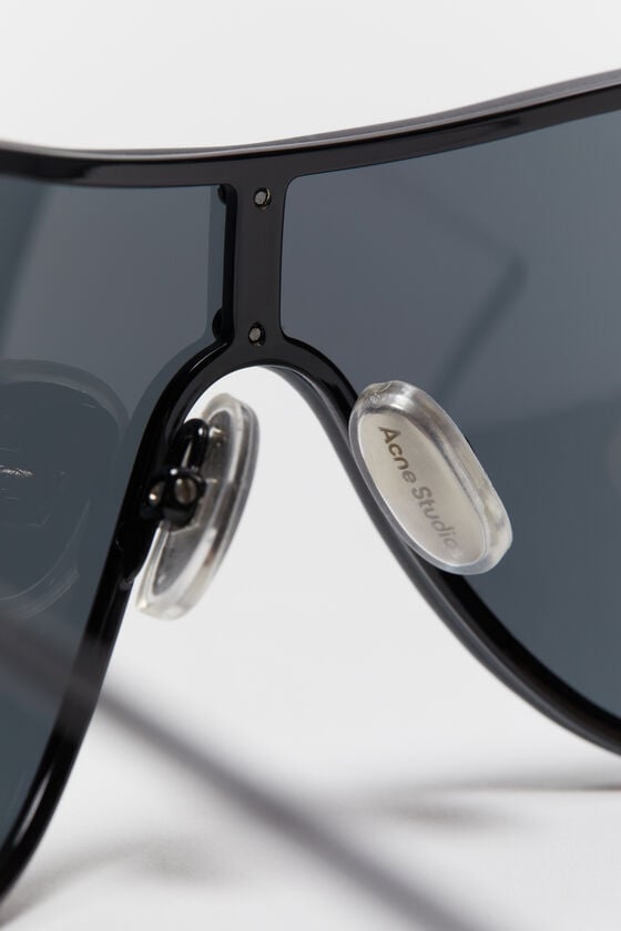 Acne Studios Sonnenbrille mit Metallrahmen Runway-Show Osterangebot