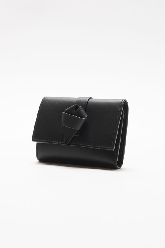 Acne Studios Gefaltete Musubi-Geldbörse Lagerräumung