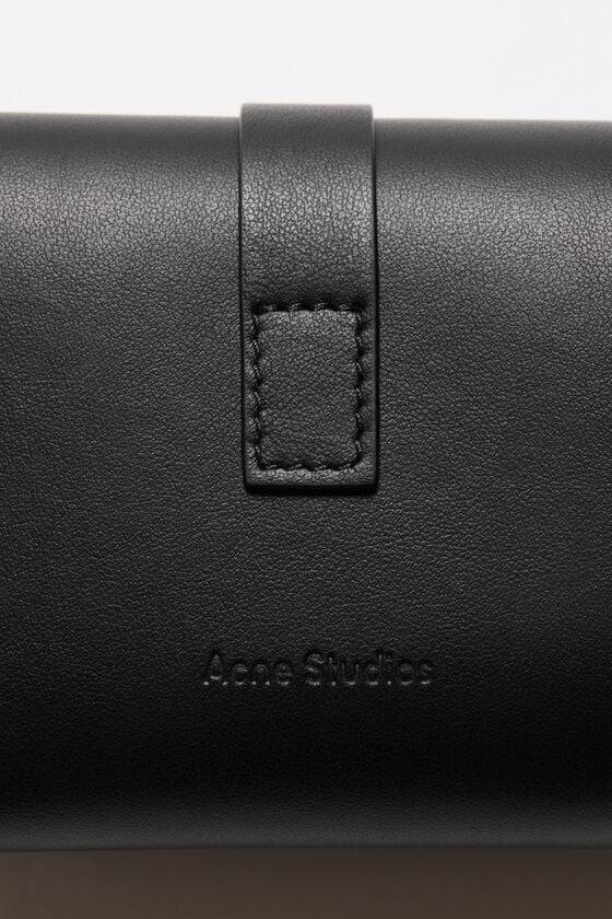 Acne Studios Gefaltete Musubi-Geldbörse Lagerräumung