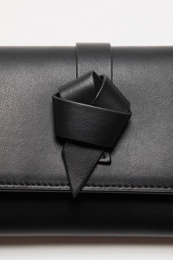 Acne Studios Gefaltete Musubi-Geldbörse Lagerräumung