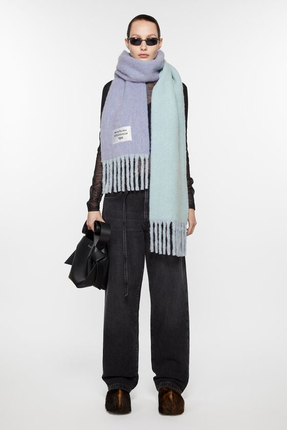 Acne Studios Fransen-Schal mit Logo Nur noch ein Tag übrig