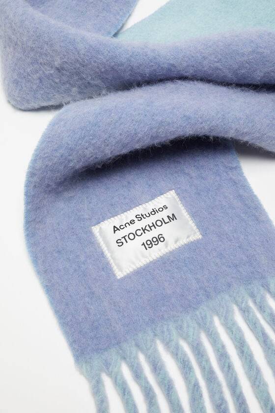 Acne Studios Fransen-Schal mit Logo Nur noch ein Tag übrig