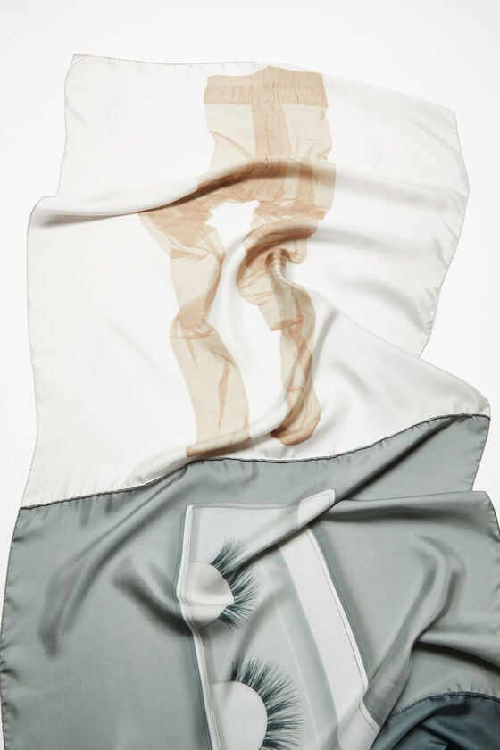 Acne Studios Seidenschal mit Print von Katerina Jebb Laufsteg-Show Wochenangebot