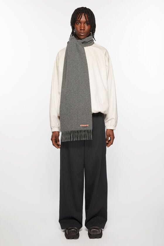 Acne Studios Schmaler Fransen-Schal aus Wolle Letzter Tag