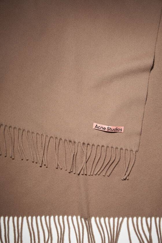Acne Studios Oversized-Wollschal mit Fransen Bis zu 65% Rabatt