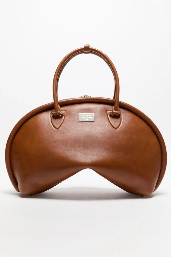 Acne Studios Bowlina shoulder bag Laufsteg-Show