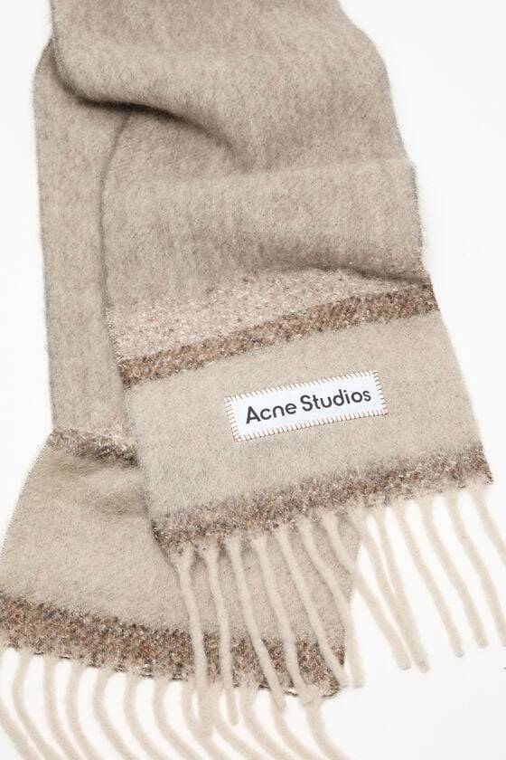 Acne Studios Fransen-Schal mit Logo 50% Rabatt mit kostenlosem Versand