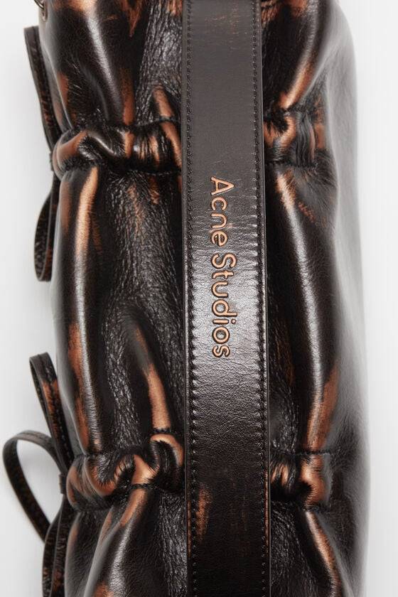 Acne Studios Tasche mit mehreren Taschen Runway Show Begrenzt auf 3 Tage