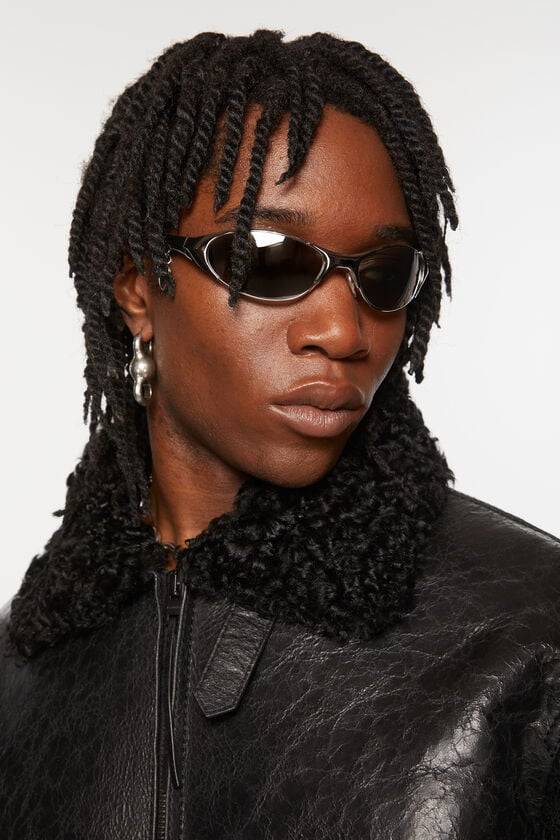 Acne Studios Sonnenbrille mit Metallrahmen und Anhänger Laufsteg-Show 50% Rabatt für begrenzte Zeit