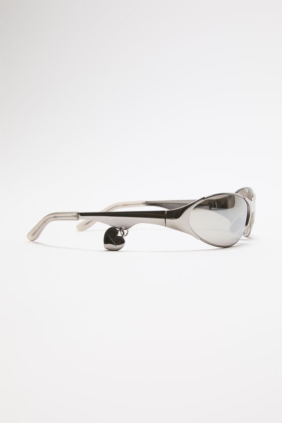Acne Studios Sonnenbrille mit Metallrahmen und Anhänger Laufsteg-Show 50% Rabatt für begrenzte Zeit