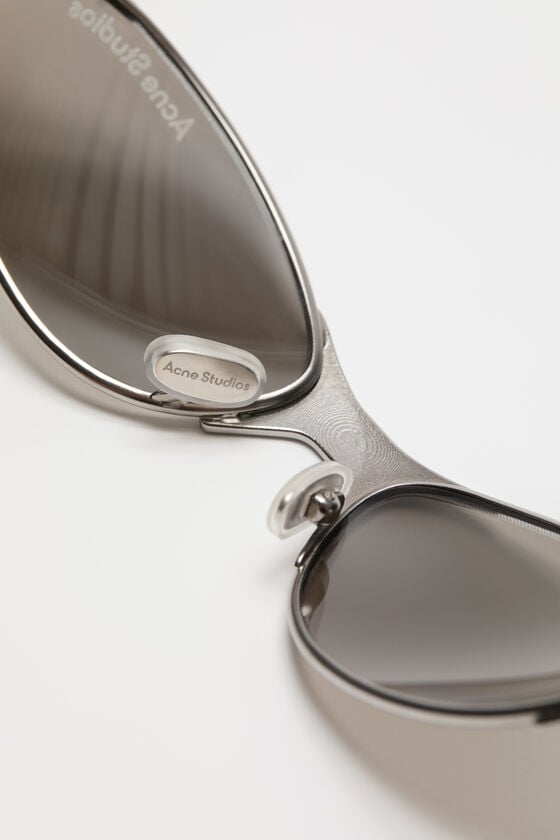 Acne Studios Sonnenbrille mit Metallrahmen und Anhänger Laufsteg-Show 50% Rabatt für begrenzte Zeit