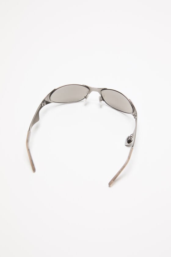 Acne Studios Sonnenbrille mit Metallrahmen und Anhänger Laufsteg-Show 50% Rabatt für begrenzte Zeit