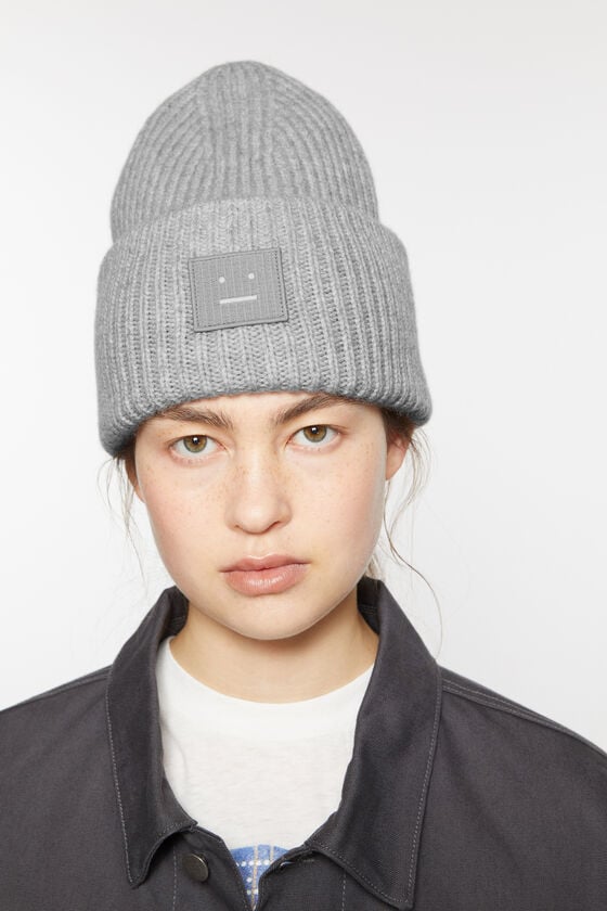 Acne Studios Mütze mit großem Face-Logo im Angebot