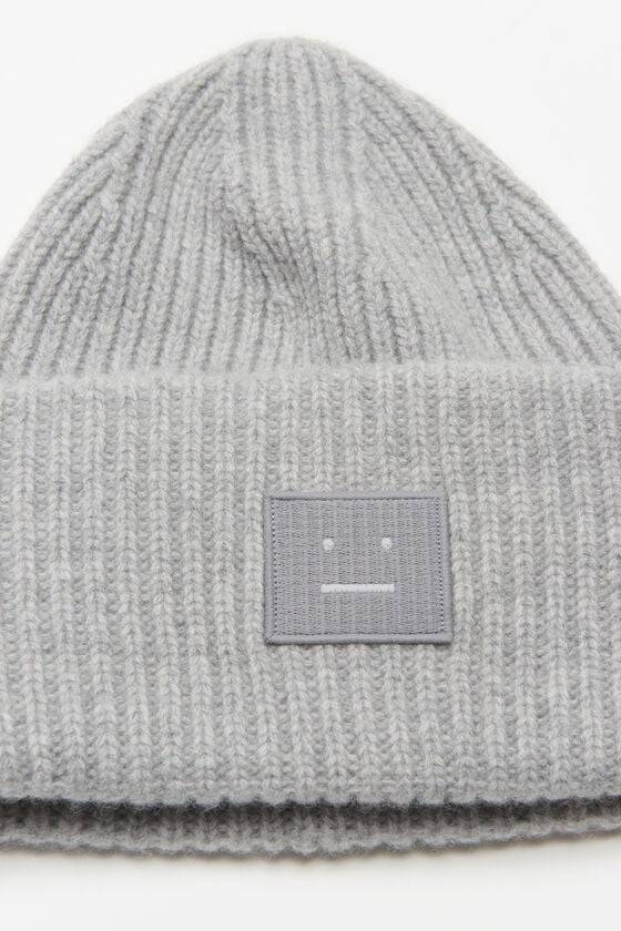 Acne Studios Mütze mit großem Face-Logo im Angebot