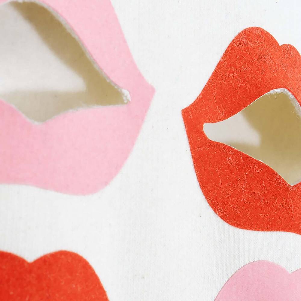 NIL+MON Crop Hoodie "Lovely Lips" Verkauf