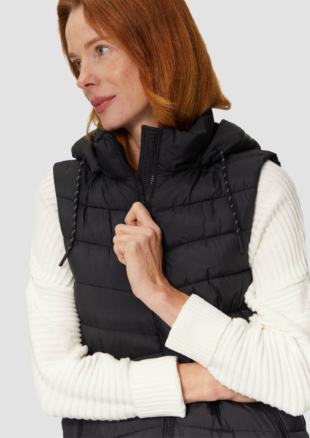 s.Oliver Leichte Steppweste mit Logo-Kapuze 50% Rabatt mit kostenlosem Versand