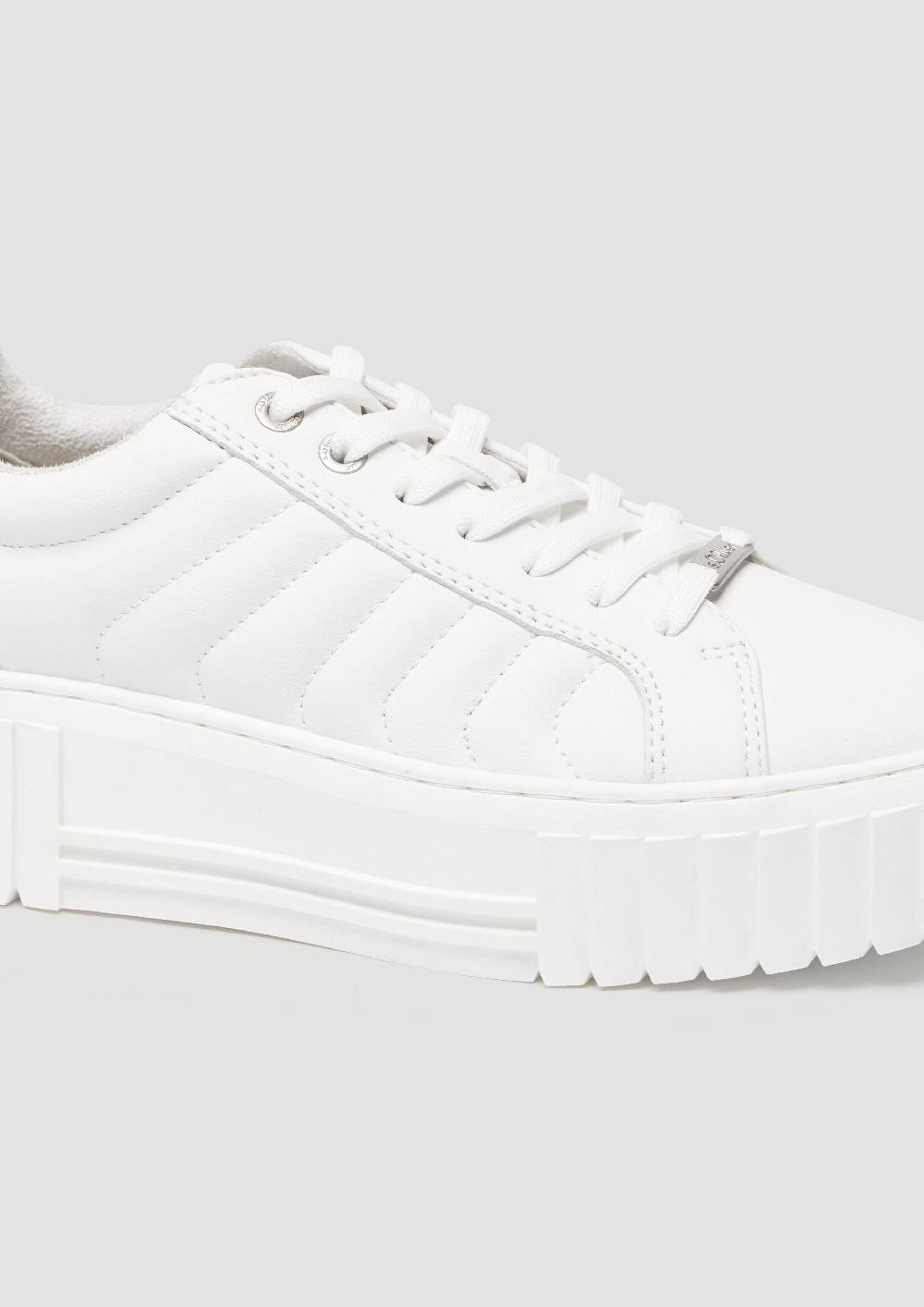 s.Oliver Plateausneaker mit Kontrastsohle Große Rabatte