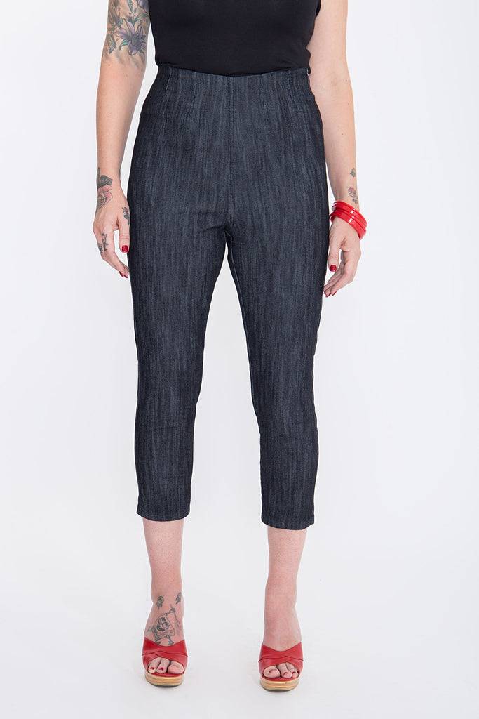 Queen Kerosin Capri Jeans mit angesagter Rosenstickerei «Wild & Free» Angebote