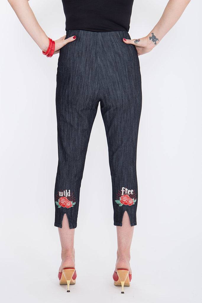 Queen Kerosin Capri Jeans mit angesagter Rosenstickerei «Wild & Free» Angebote