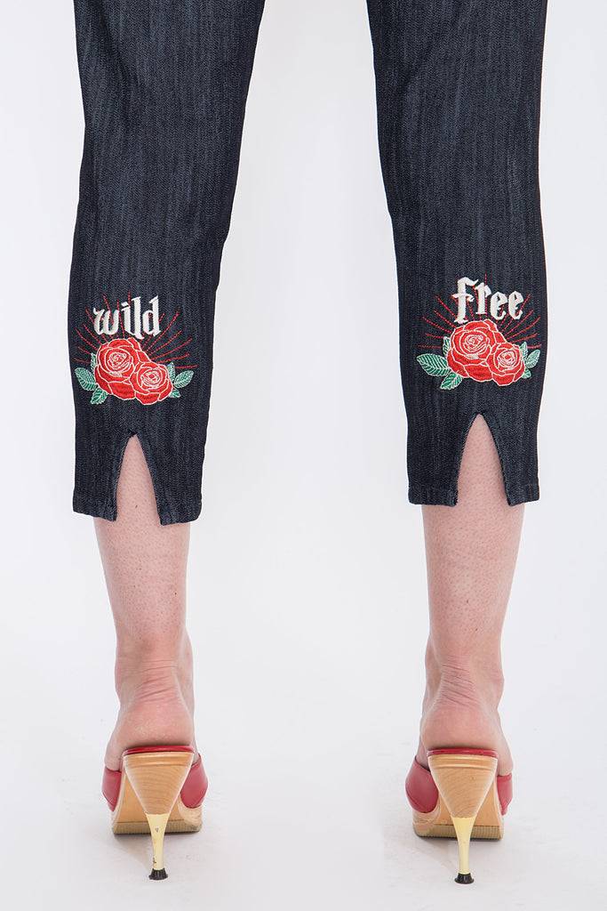 Queen Kerosin Capri Jeans mit angesagter Rosenstickerei «Wild & Free» Angebote