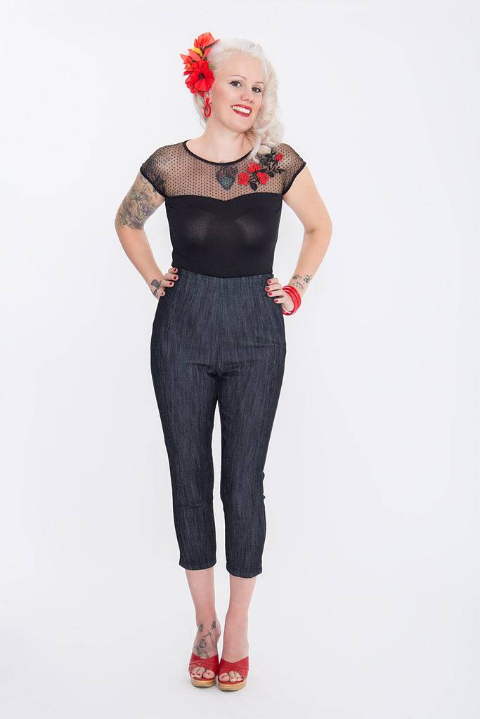 Queen Kerosin Capri Jeans mit modischen Schlitzen am Beinabschluss «Basic» Hotsell