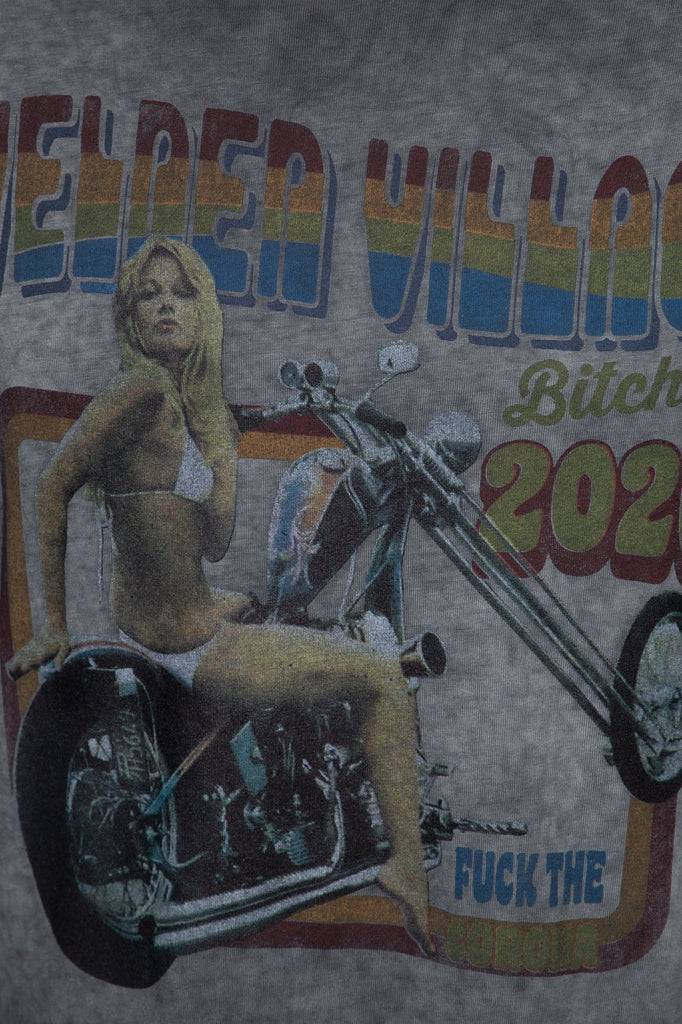 Queen Kerosin Longsleeve mit Retro-Print und Oilwash-Effekt «Velden Village 2020» Saisonschlussverkauf