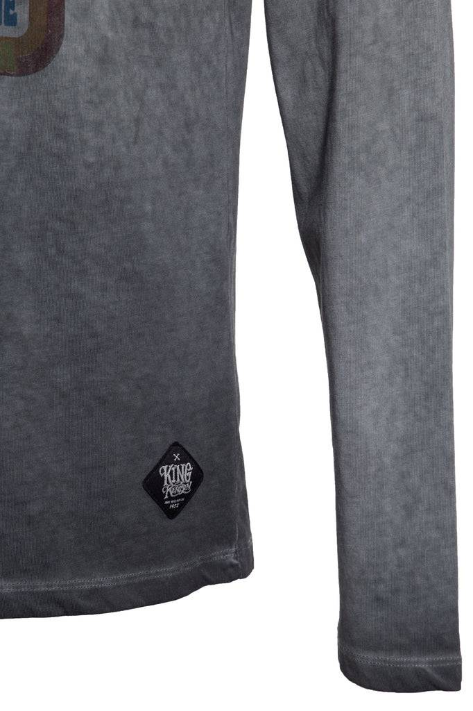 Queen Kerosin Longsleeve mit Retro-Print und Oilwash-Effekt «Velden Village 2020» Saisonschlussverkauf