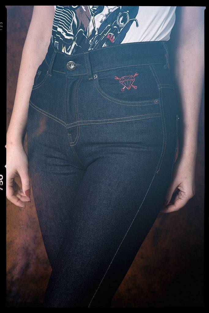 Queen Kerosin High Waist Jeanshose im 5 Pocket Design «Betty» Letzte 2 Tage