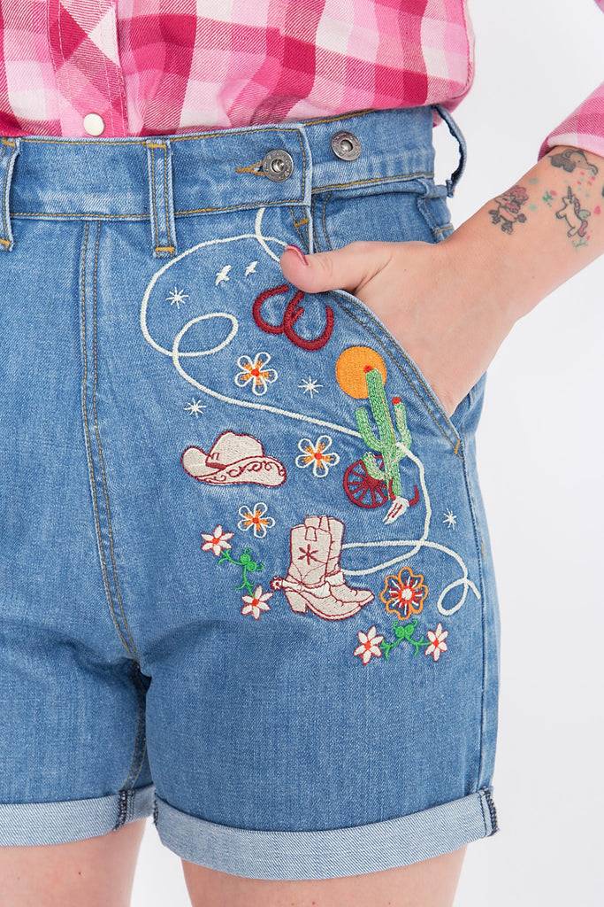 Queen Kerosin Jeansshorts mit Stickereien im Western-Look Große Rabatte