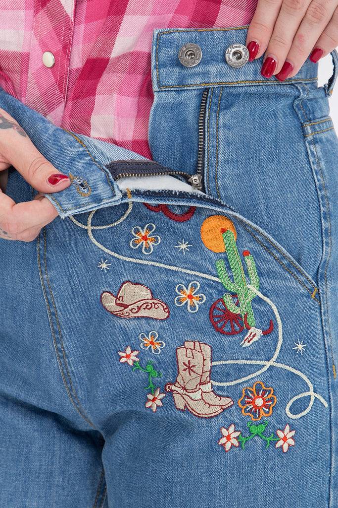 Queen Kerosin Jeansshorts mit Stickereien im Western-Look Große Rabatte