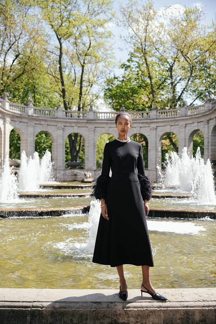 Sly 010 Langes tailliertes Kleid mit Federbesatz Saisonschlussverkauf