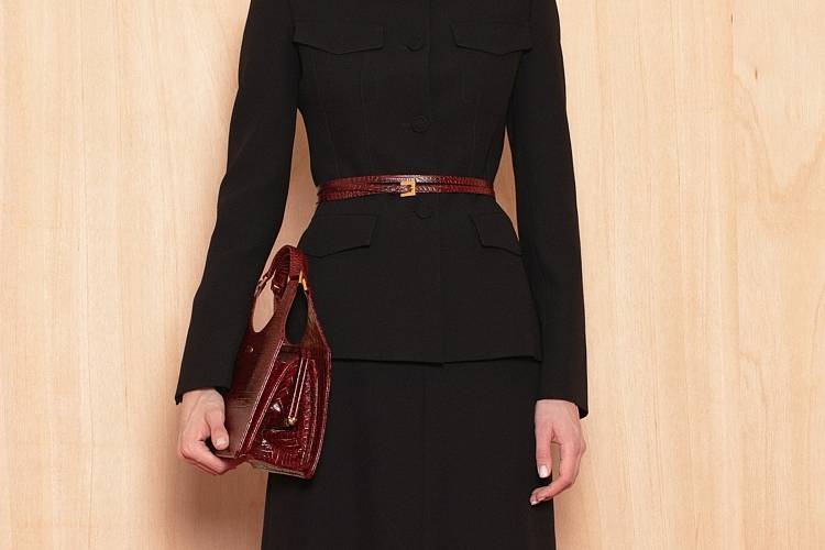 Sly 010 Einreihiger Blazer mit Pattentaschen aus Crêpe-Envers-Satin JETZT KAUFEN